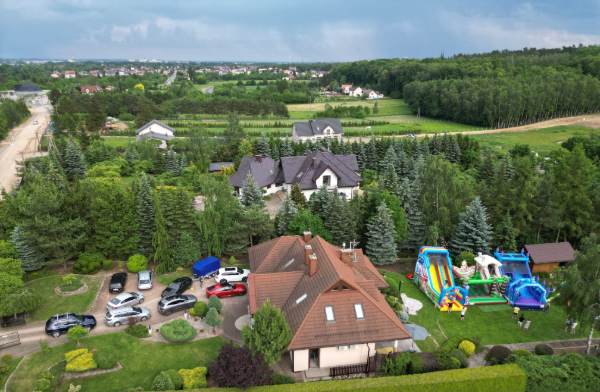 Dmuchańce na przyjęciu w ogrodzie – zdjęcie z imprezy HappyHopp