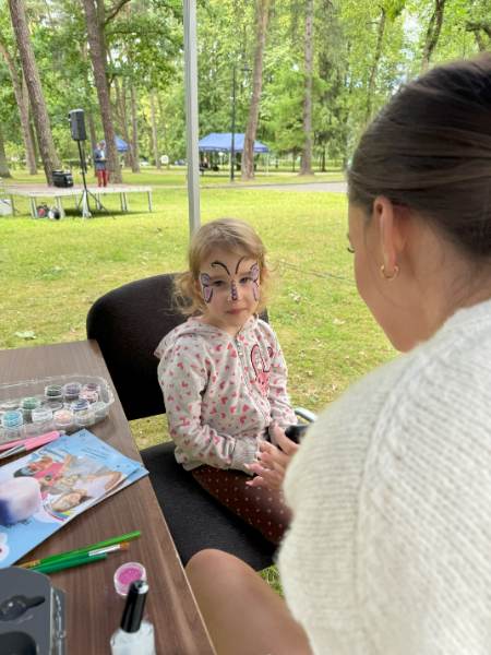Malowanie twarzy – zdjęcie z imprezy HappyHopp